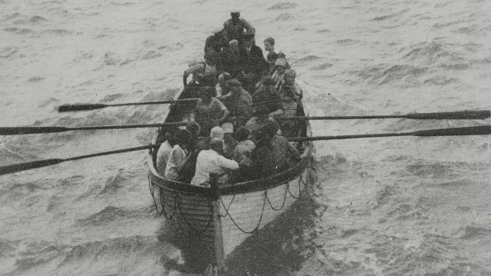 Uno de los botes salvavidas de las naves que se acercaron a auxiliar al Principessa Mafalda en medio de la tragedia. La evacuación fue caótica y produjo muchas víctimas. El barco tardó cinco horas en naufragar (Grosby)