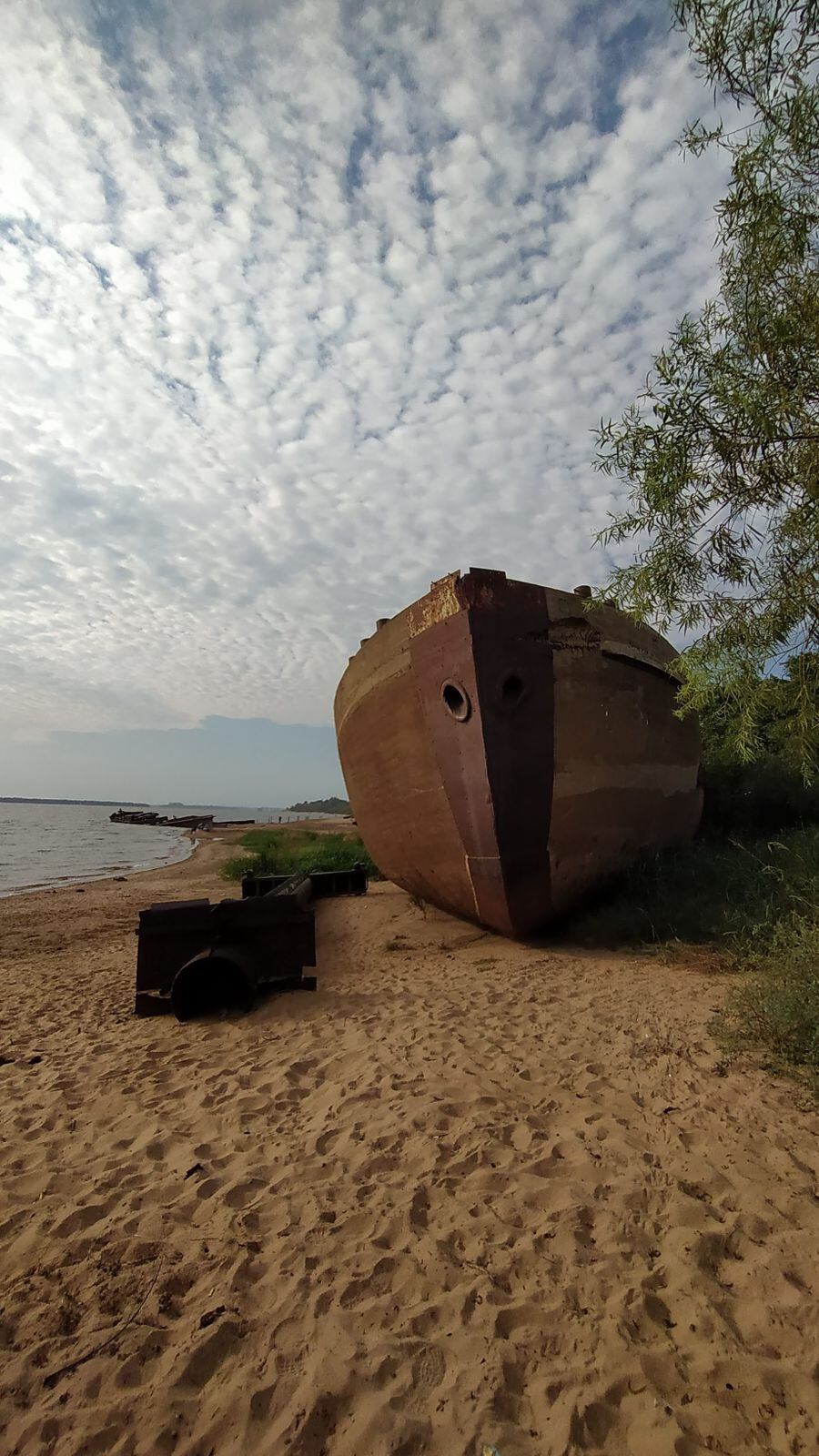 Desde fines del 50, y toda la década del 60 se extraía la piedra de las canteras y se embarcaba en el puerto de Colón rumbo a Buenos Aires. y entre esos estaba El Néstor