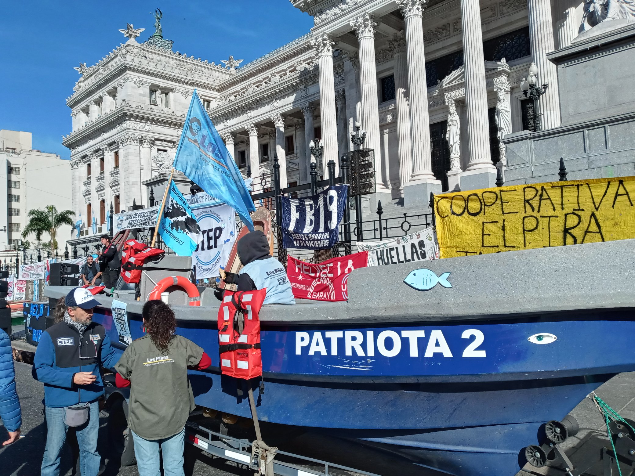 canoazo frente al congreso