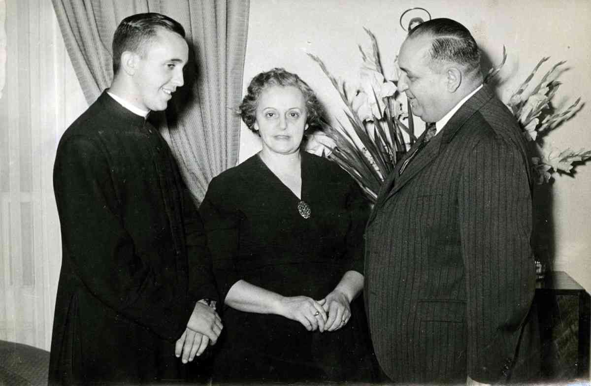 Jorge Bergoglio, por entonces seminarista, junto a sus padres María Regina Sívori y Mario José Francisco en 1958. El padre había nacido en Portacomaro, región de Piamonte, ella era porteña (REUTERS/Cortesía de María Elena Bergoglio)