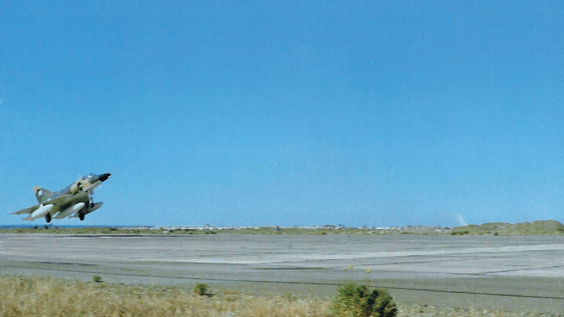 Un avión Dagger despegando durante el conflicto por Malvinas