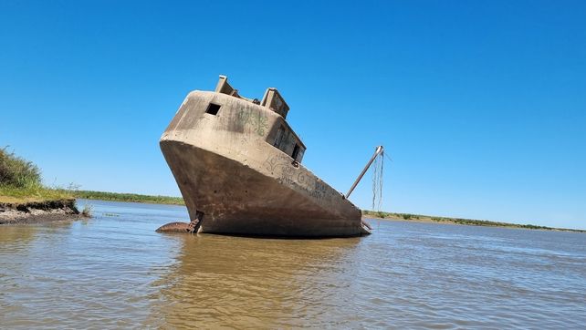 El barco hoy, con la popa completamente afuera, tanto que se le ve el timón.