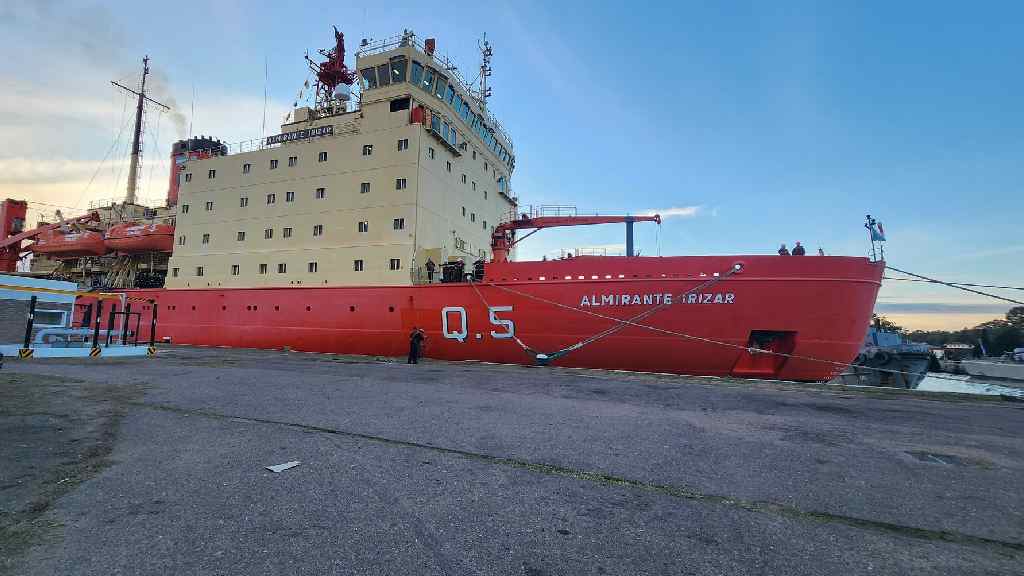 ROMPEHIELOS IRIZAR EN PUERTO BELGRANO